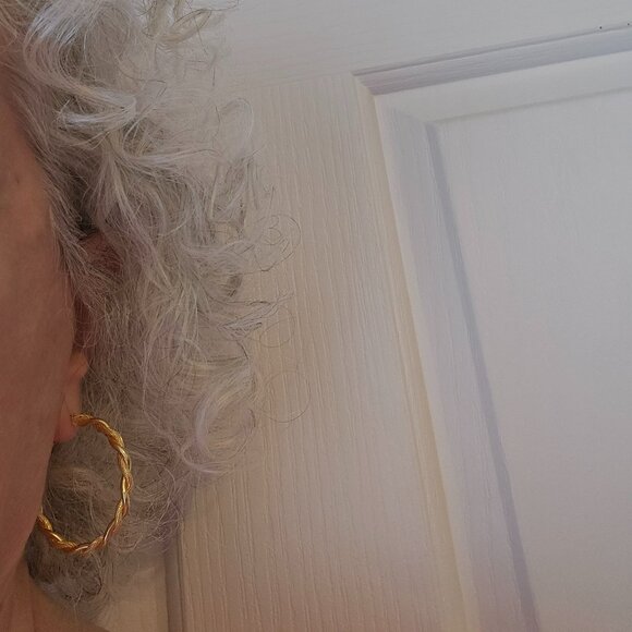 18k solid gold twisted hoop earrings 1.5" - Picture 7 of 7